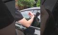 特斯拉车主正在将钥匙植入手中