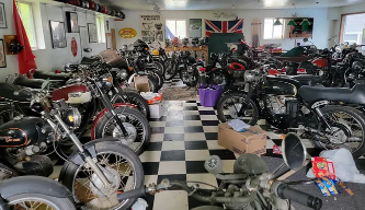超过50辆经典摩托车的惊人囤积被拍卖