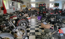 超过50辆经典摩托车的惊人囤积被拍卖