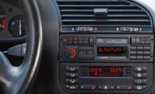 这款复古汽车收音机以笨重的90年代设计提供现代功能