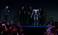 特斯拉在AIDay推出其人形机器人原型