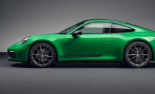 新款保时捷911CarreraT可能是其中最纯粹的