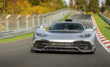 在Nürburgring Nordschleife赛道周围沸腾
