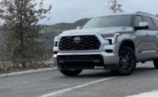 2023丰田Sequoia Platinum评测双涡轮增压混合动力车更上一层楼
