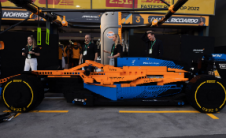迈凯伦赛车真人大小的LEGO FORMULA1赛车在大奖赛上亮相