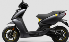 Ather 450X电动滑板车被带到池塘里