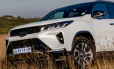 在最新更新的2023丰田Fortuner中应对SwartbergPass
