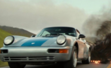 保时捷911 Carrera RS 3.8和最新的变形金刚电影庆祝最新的汽车人