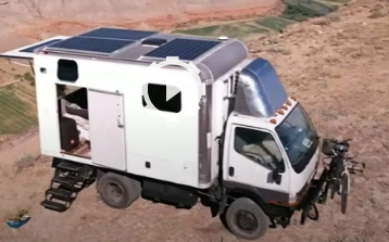 三菱Fuso 4WD厢式卡车是一款内饰华丽的隐形露营车