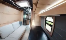 价值1万美元的梅赛德斯SprinterStealth Camper有安全摄像头厨房和浴室