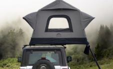 这款超宽敞的越野车屋顶帐篷只需按一下按钮即可组装