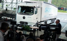 梅赛德斯奔驰推出可与特斯拉媲美的重型电动卡车