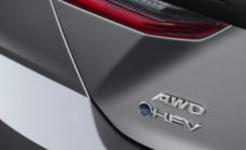 新款丰田凯美瑞公布日期将提供混合动力和全轮驱动