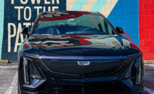 2024款凯迪拉克 Lyriq这款电动车证明通用汽车放弃CarPlay是个错误